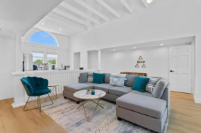 Stylish Phoenix Townhome - Foosball Table, Laundry, Parking!